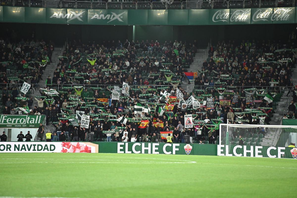 La Grada de Animación Fondo Sur 1923, anima al Elche durante la victoria frente al Racing de Santander.