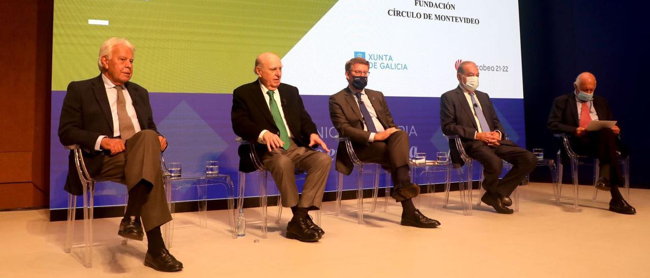 Felipe González, Julio 
Sanguinetti, Núñez Feijóo, 
Carlos Slim y Ricardo Lagos, 
ayer, en Santiago. // Xoán Álvarez
