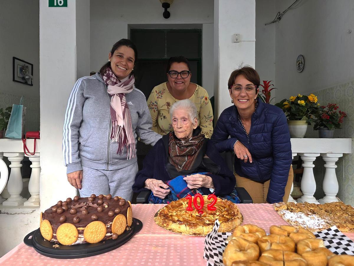 Tania Alonso, Yaiza Llovell y Onalia Bueno con Celita Ramírez