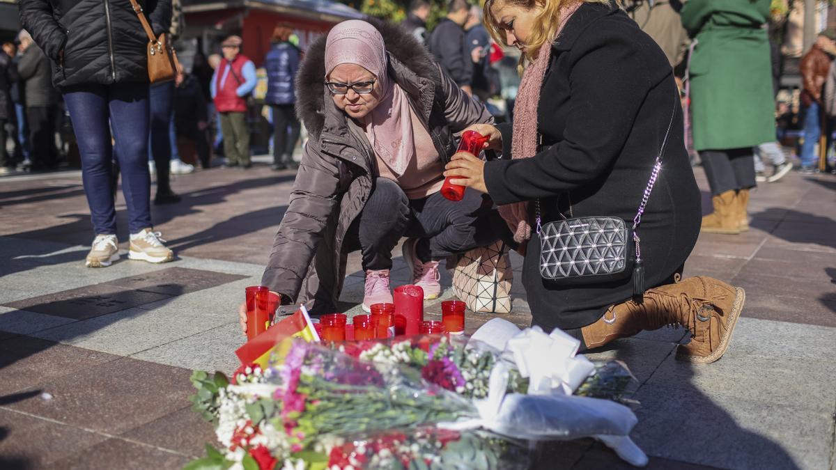 Zwei Frauen zünden in Algeciras, Südspanien, Kerzen zum Gedenken an einen am Mittwoch getöteten Messdiener an. Ein bewaffneter Angreifer hat am Mittwoch in zwei spanischen Kirchen einen Messdiener mit einer Machete getötet und vier Menschen verletzt.