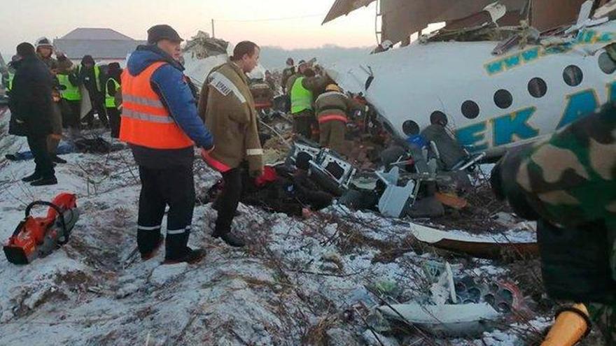 Un avión se estrella en Kazajistán y hay al menos 15 personas muertas