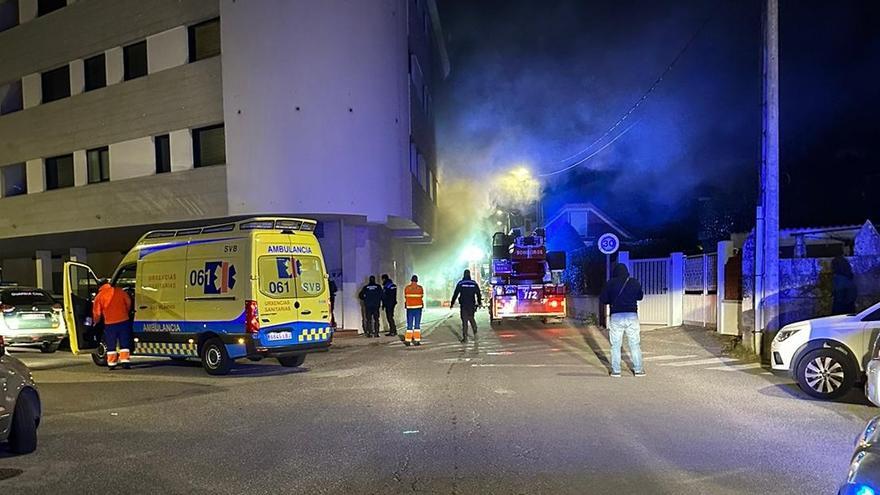 Los bomberos intervienen en un incendio en la calle Longán, en Cangas