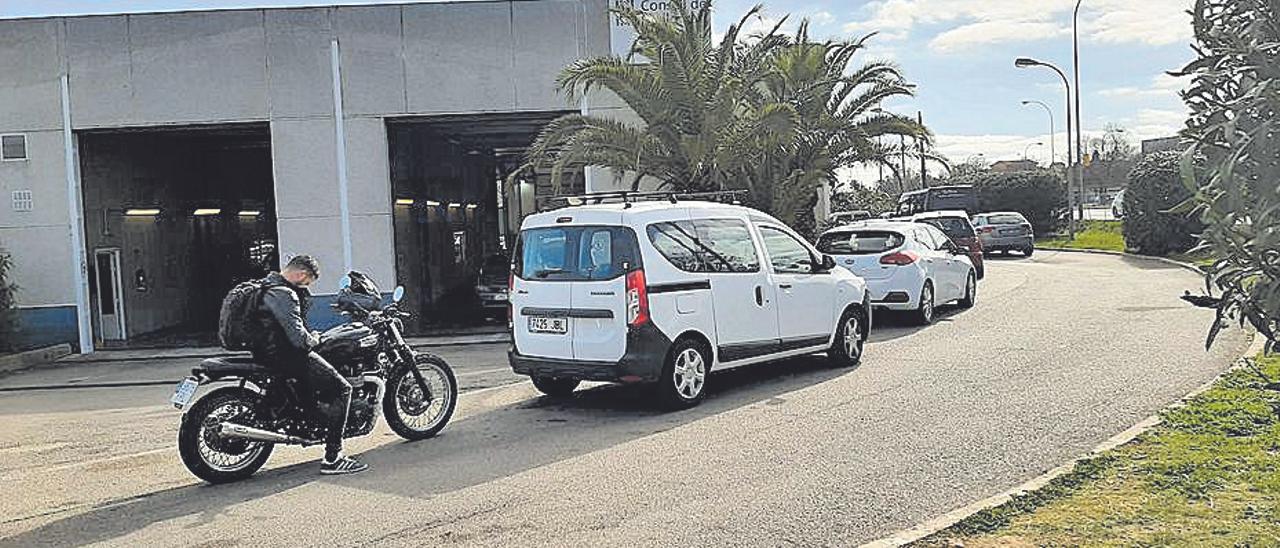 Colas en la estación de la ITV del polígono de Son Castelló.