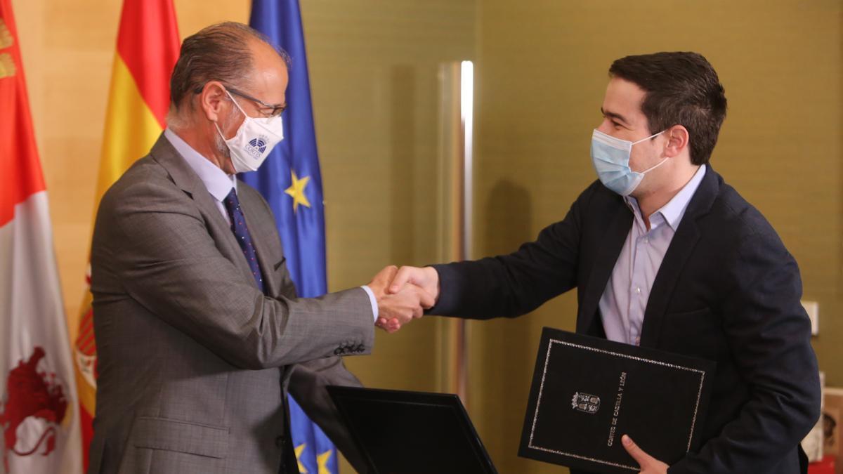 Luis Fuentes durante la firma del convenio con la Asociación de Prensa de Valladolid.