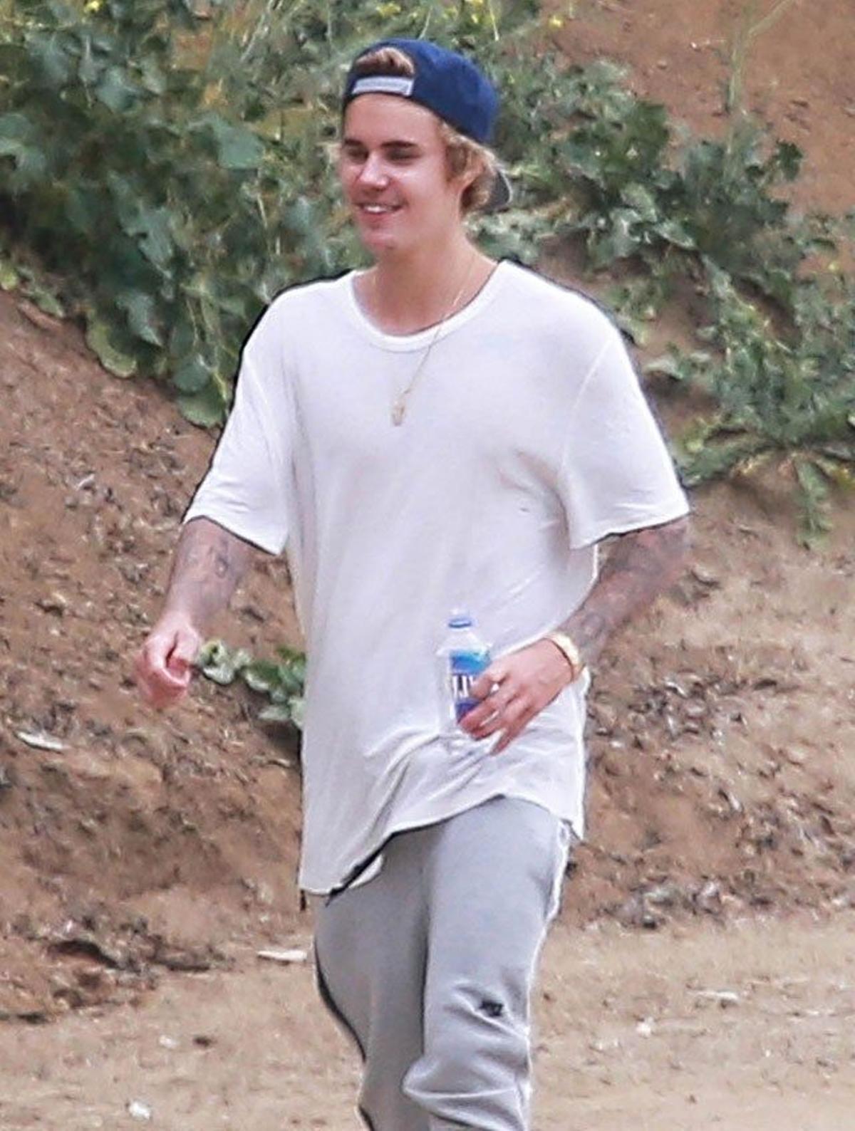 Justin Bieber con camiseta blanca y pantalón de chándal gris