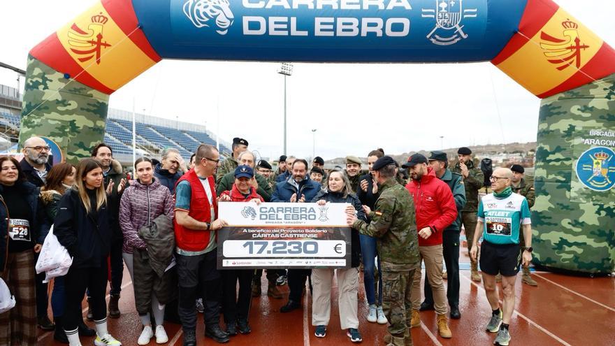 En imágenes | La lluvia no desanima a los participantes de la Carrera del Ebro