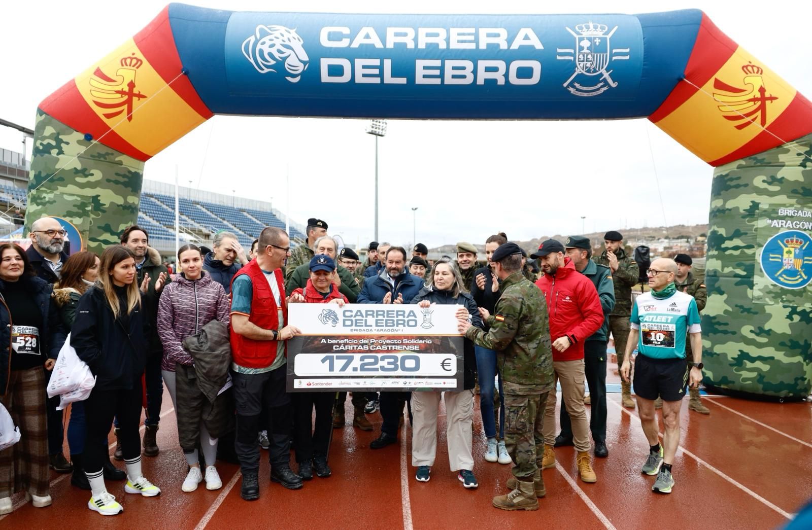 La lluvia no desanima a los participantes de la Carrera del Ebro