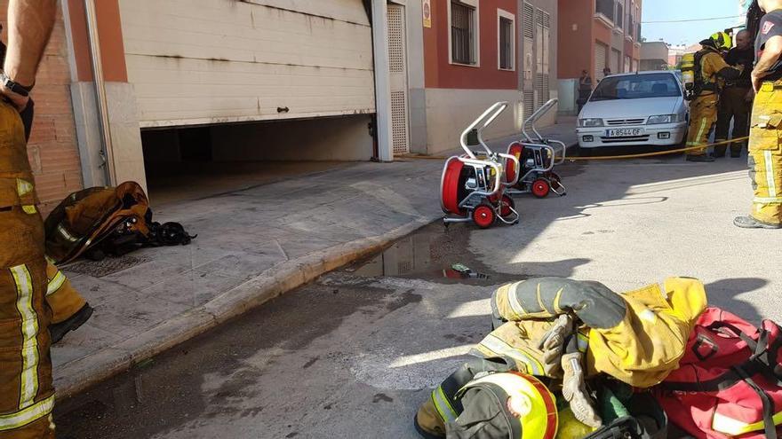 Incendio de dos coches en el interior de un garaje de Mutxamel