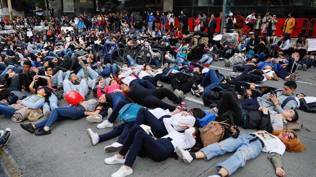 Grupos de jóvenes protestan por la muerte del estudiante Dilan Cruz, el martes en Bogotá.