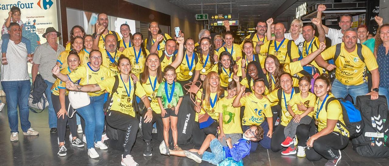 La expedición del Rocasa posa con el trofeo de la EHF European Cup a su llegada ayer al Aeropuerto de Gran Canaria, donde fue recibida por aficionados y familiares. | | JUAN CASTRO