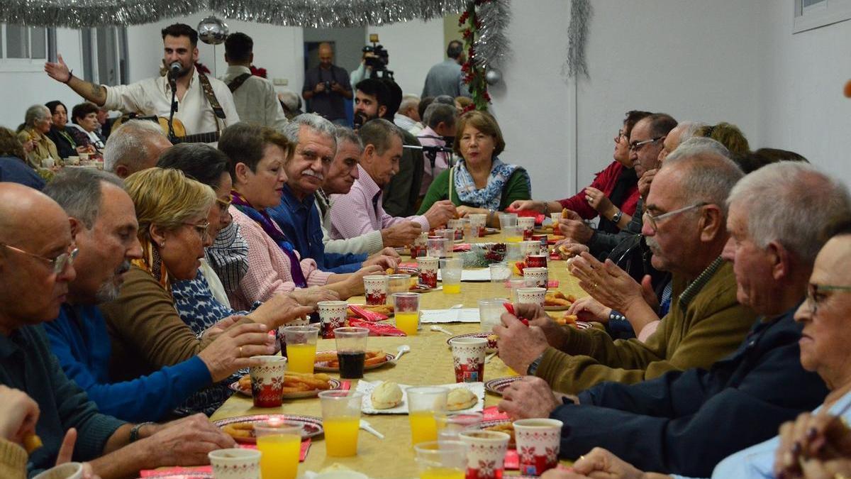 Los mayores de Villafranco han disfrutado de una merienda navideña.