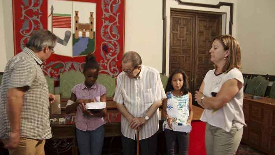 Herminio Ramos, en el centro, dona material escolar a los niños y niñas saharauis.