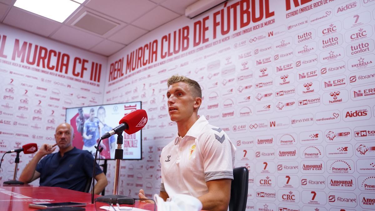 Alberto González, en su presentación junto a Manolo Molina