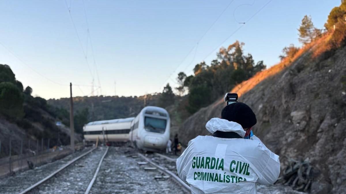 ACCIDENTE TREN CÓRDOBA | Expertos apuntan a "un 'mix' de material móvil y  una aceleración violenta" como posibles causas del descarrilamiento en  Adamuz