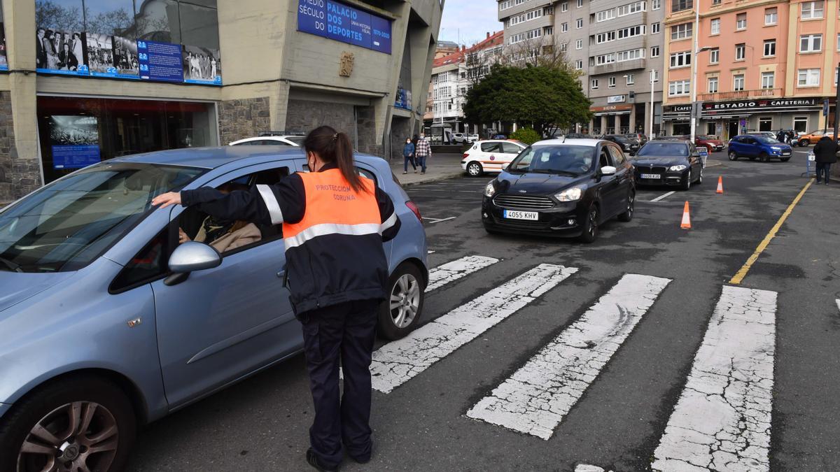 Largas colas, ayer, en la explanada de Riazor, zona donde ocurrió el atropello.