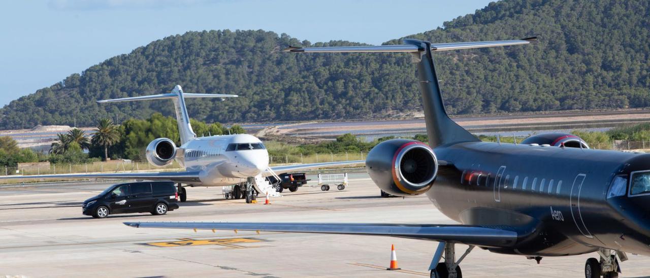 Aviones privados estacionados en el aeropuerto en julio del año pasado. | VICENT MARÍ