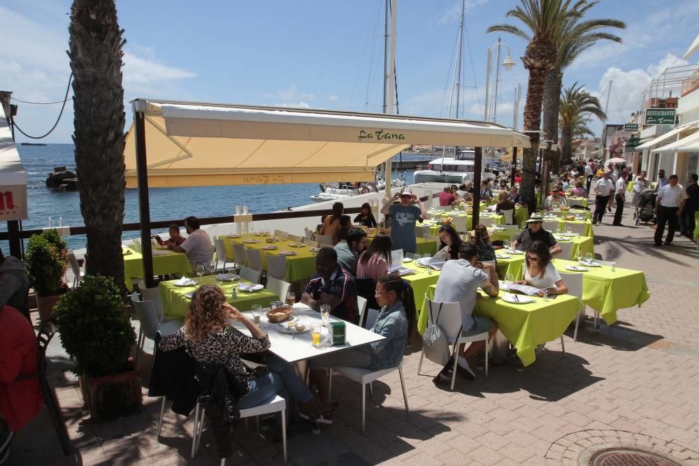 Turistas y locales disfrutan de un día de playa