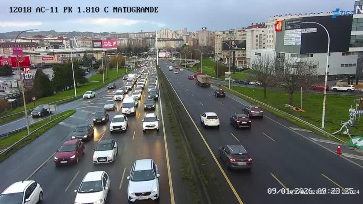 Atasco en la salida de A Coruña por Alfonso Molina tras dos accidentes a la altura de Palavea.