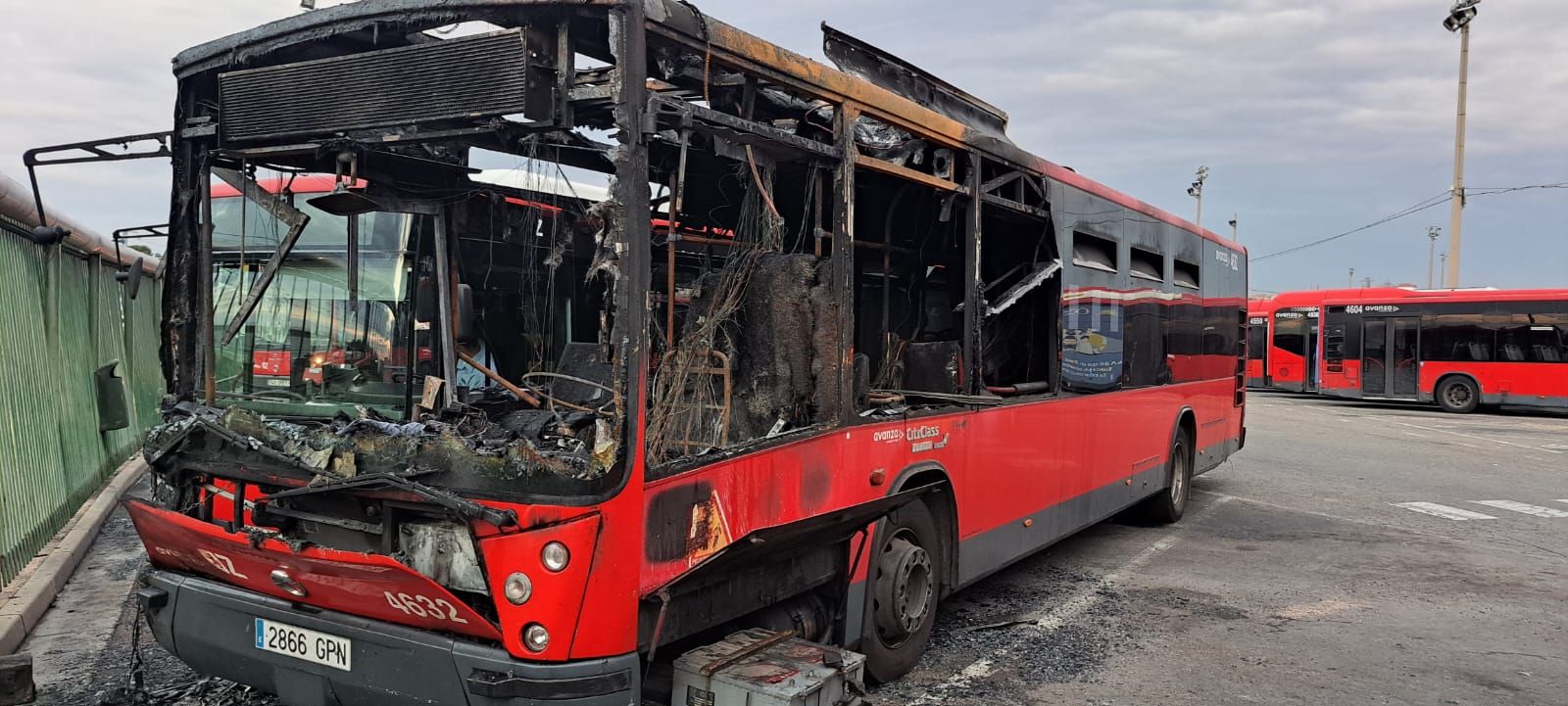 Así ha quedado el bus urbano incendiado en las cocheras de Avanza