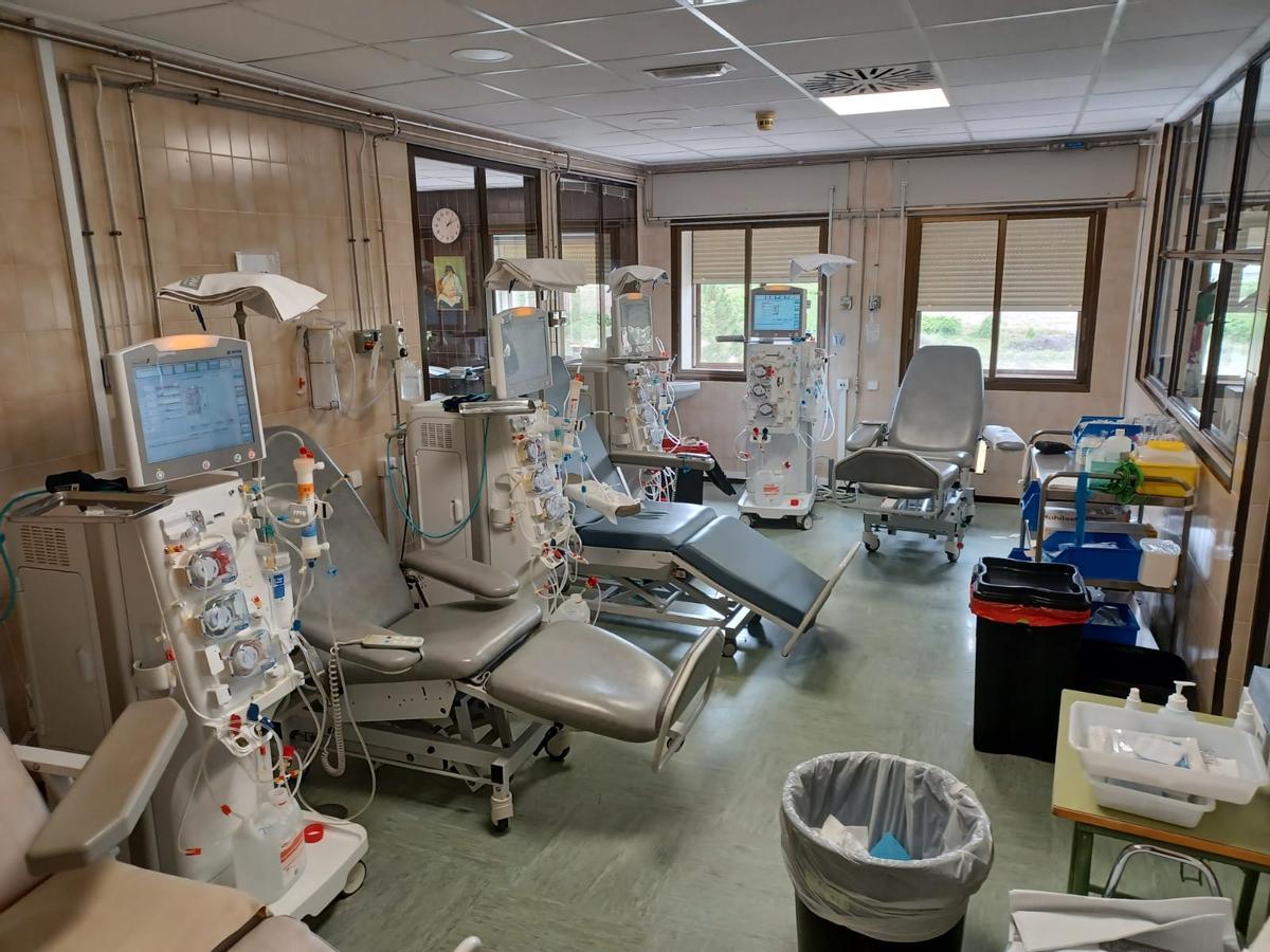 Sala de la Unidad de Diálisis en el hospital Lluís Alcanyís de Xàtiva.
