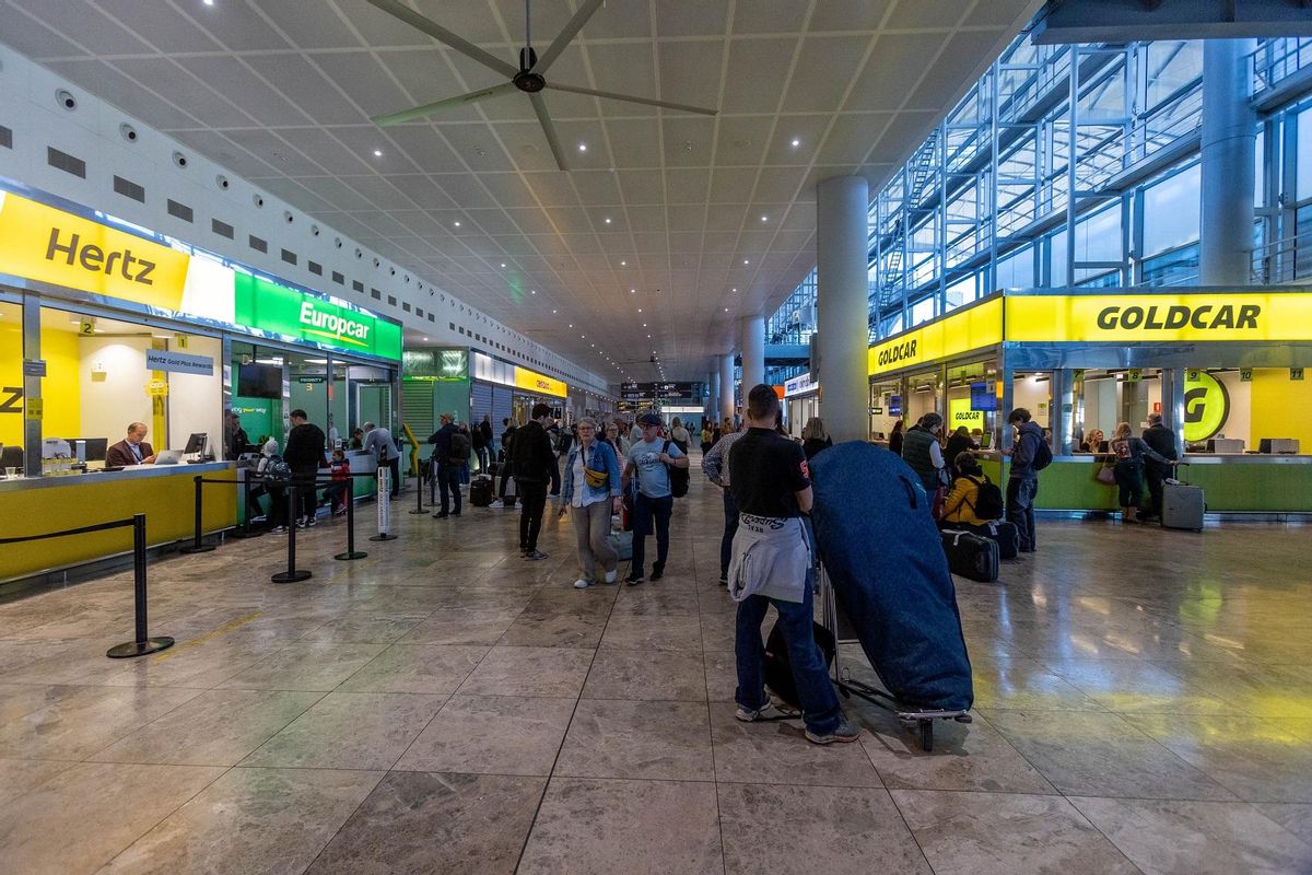 Oficinas de rent a car en el interior del aeropuerto alicantino.
