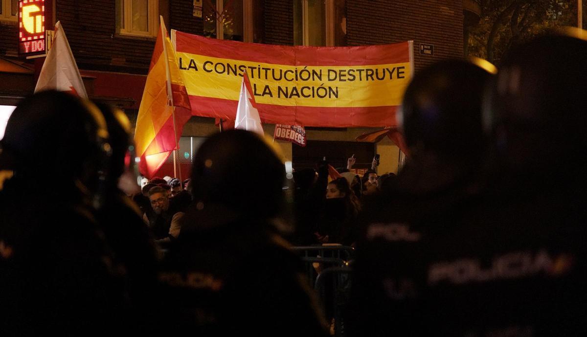 L’extrema dreta més violenta domina les protestes davant la seu del PSOE en una altra nit de disturbis