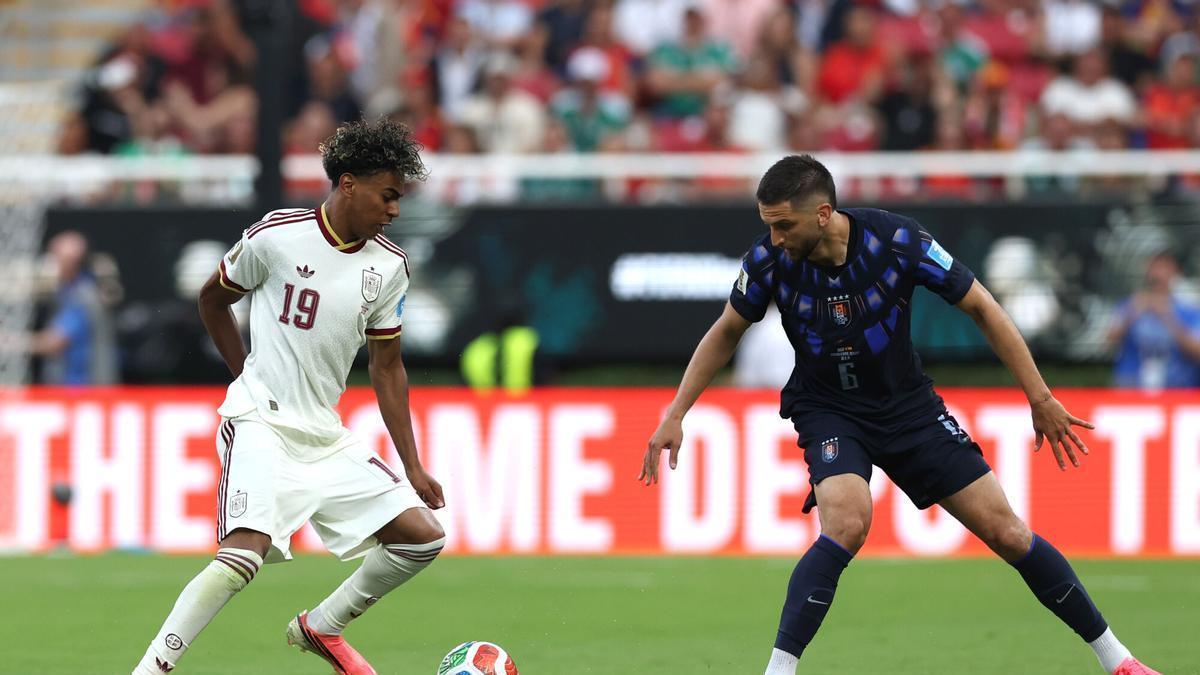 Rodrigo Bentancur (d) de Uruguay disputa un balón con Lamine Yamal de España