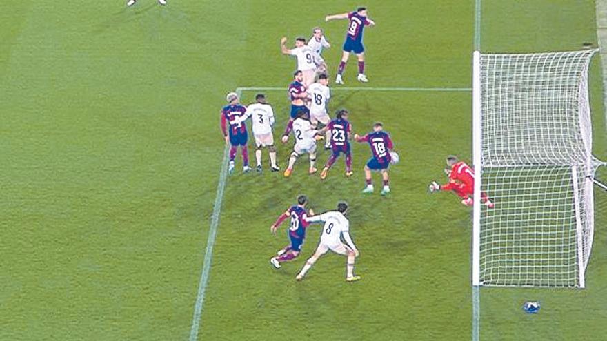 La imagen del claro fuera de juego posicional de Fermín.