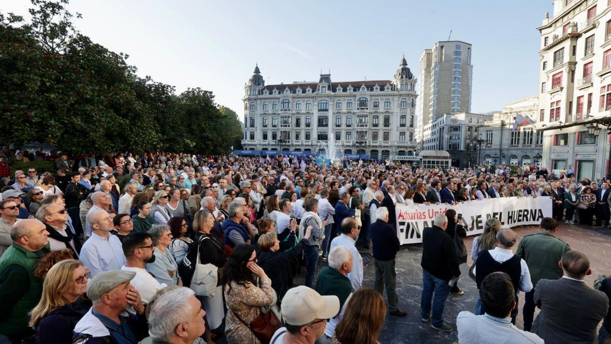 La concentración en la plaza de La Escandalera contra el peaje del Huerna.