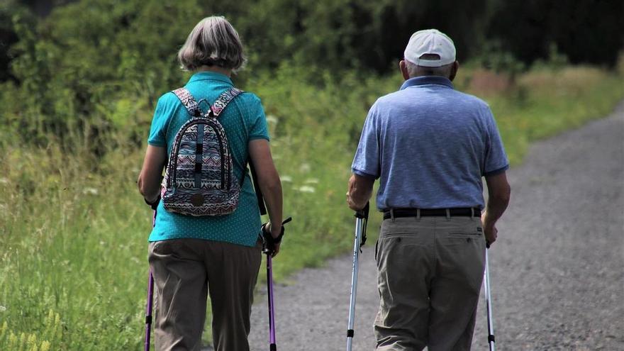 Una parella de jubilats caminant