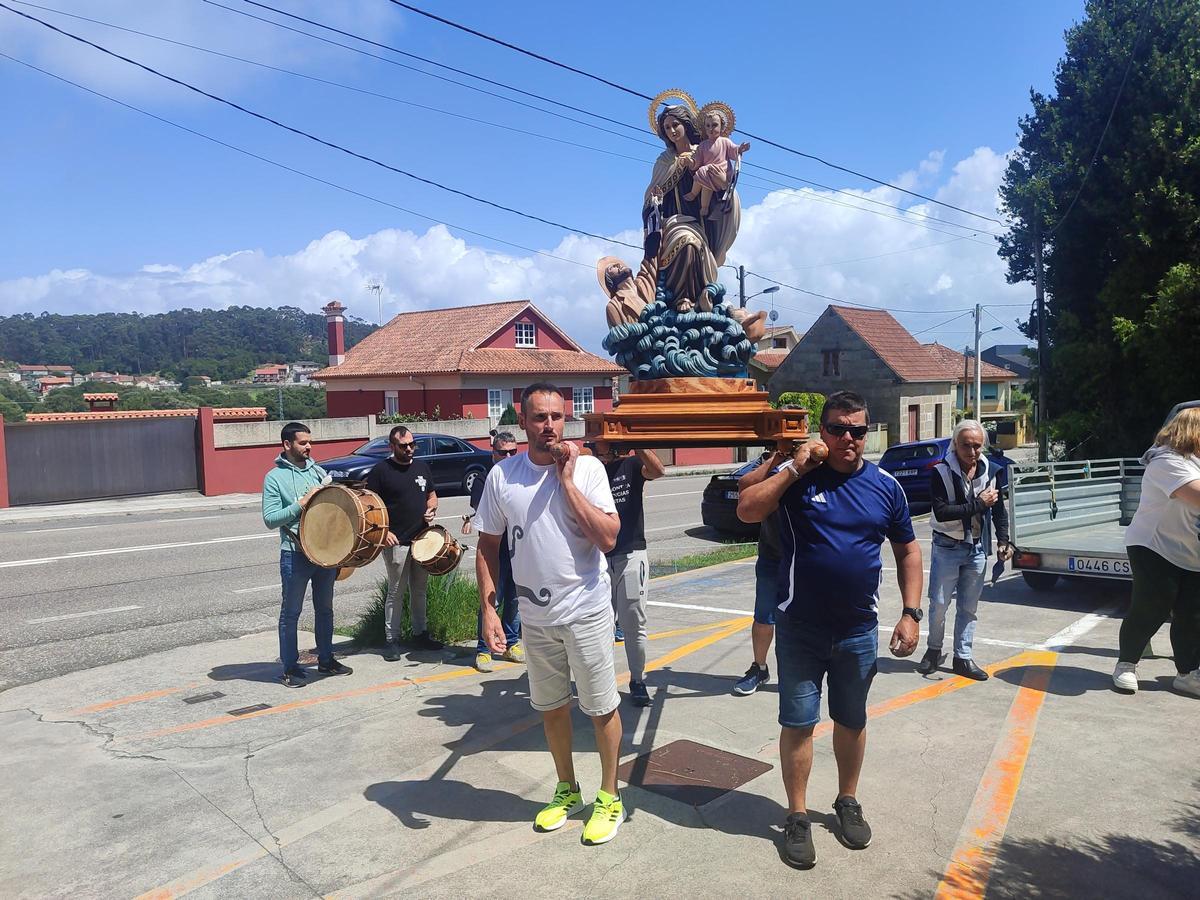 Un momento del traslado de la Virgen del Carmen de Cangas, ayer, para hacer un alto en el centro de día Sanidía, en Darbo.