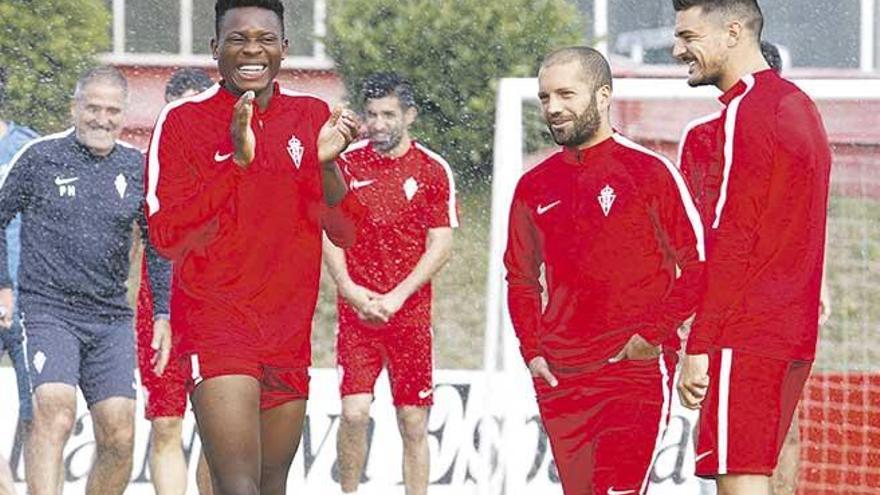 Dani Ndi en un entrenamiento con el Sporting la pasada temporada.