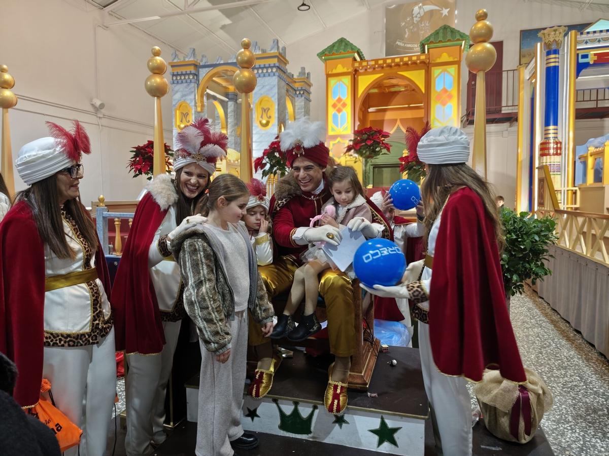 Ilusión infantil con los Magos en Lucena