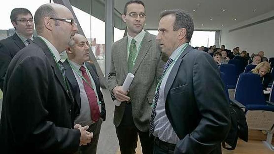 Los ponentes en la jornada de ayer charlan antes del inicio de la conferencia.