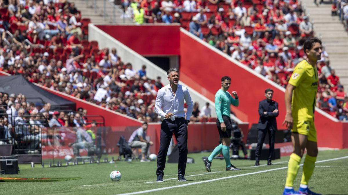 Demichelis da instrucciones en la zona técnica de Son Moix.