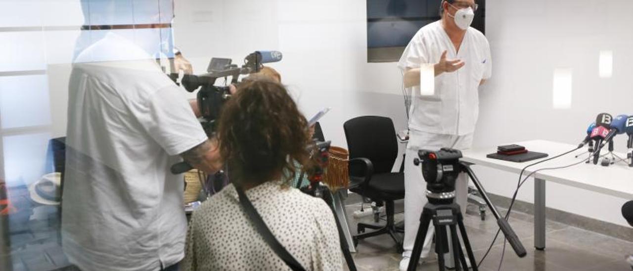 Ramón Canet, ayer, en la sala de prensa del Hospital Can Misses informando sobre la viruela del mono.