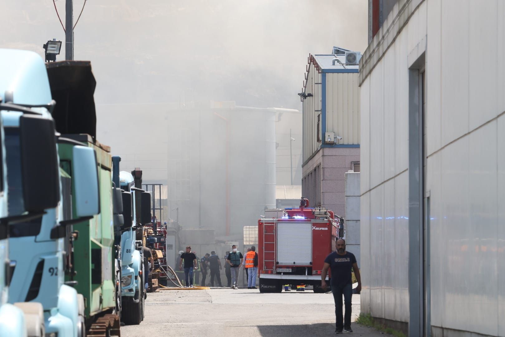 Impresionante incendio en una nave de gestión de residuos en O Porriño