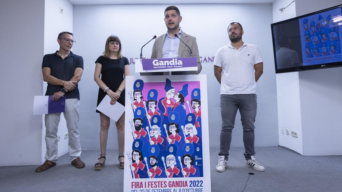 El alcalde, José Manuel Prieto, muestra el cartel de la Fira i Festes de este año