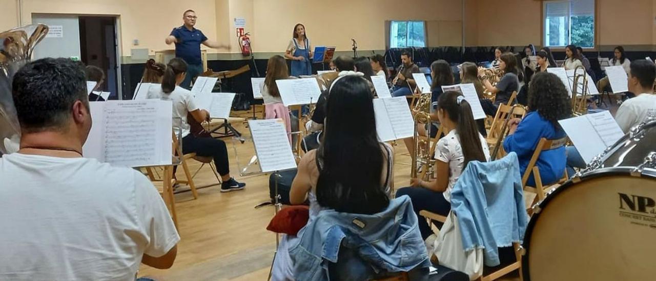 Rosa Cedrón ensaya con la Escola de Música de Vilaboa para la actuación de hoy. |   // FDV