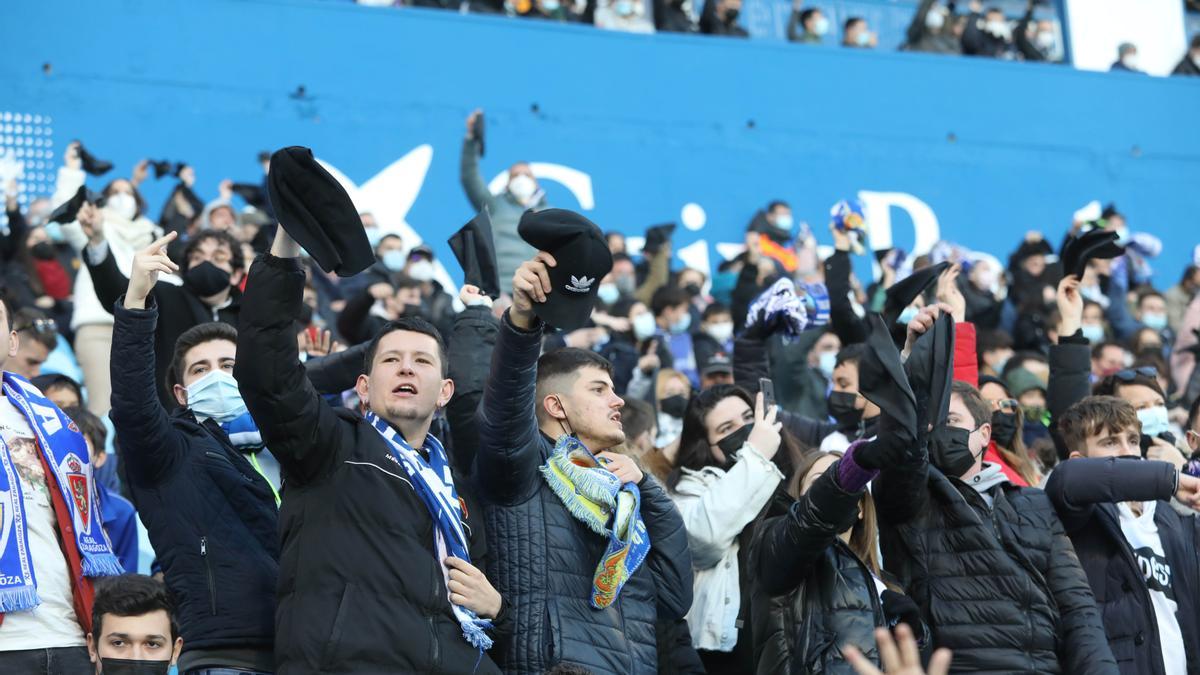 Aficionados zaragocistas, durante la pañolada tributada el pasado sábado a la directiva del club en el minuto 32 del encuentro ante el Valladolid