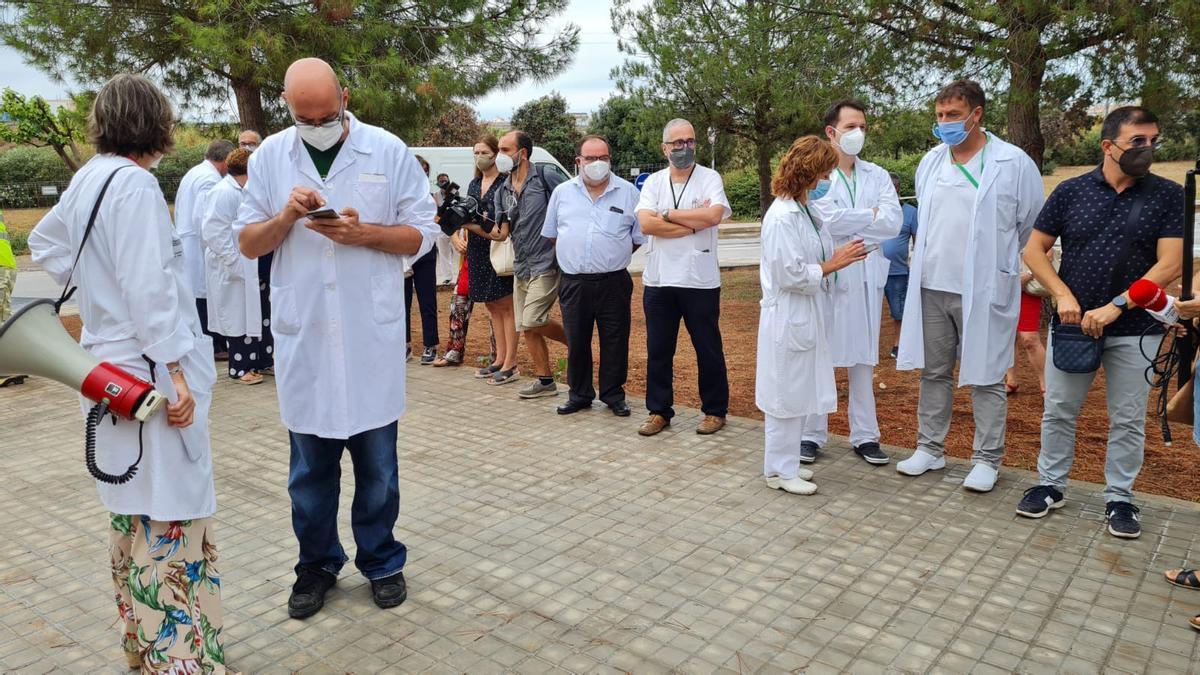 Concentración en solidaridad con los trabajadores de la UCI del Hospital de la Plana
