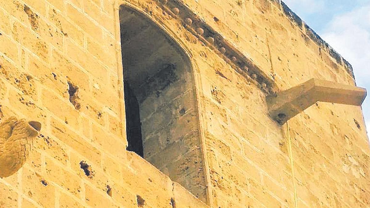Colocan una gárgola dislocada en la iglesia gótica de Xàbia