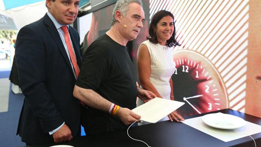 Ferran Adrià, junto a María Jesús Almazor, directora de Territorio Sur Telefónica.