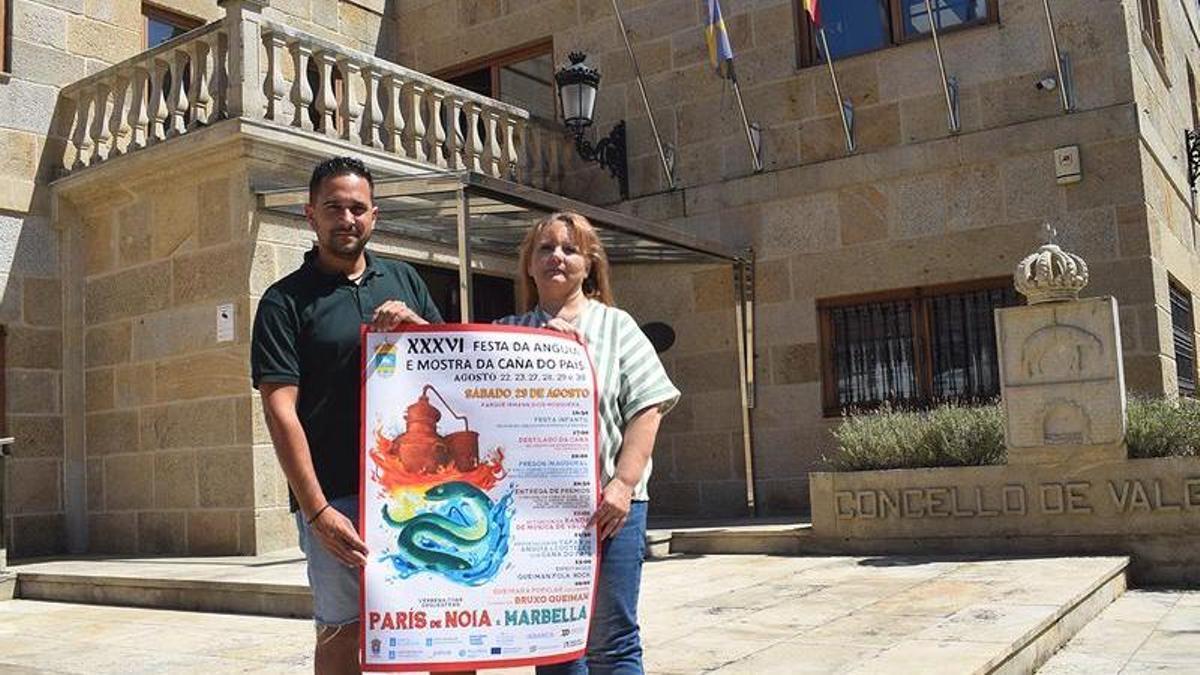 Autoridades con el cartel anunciador.