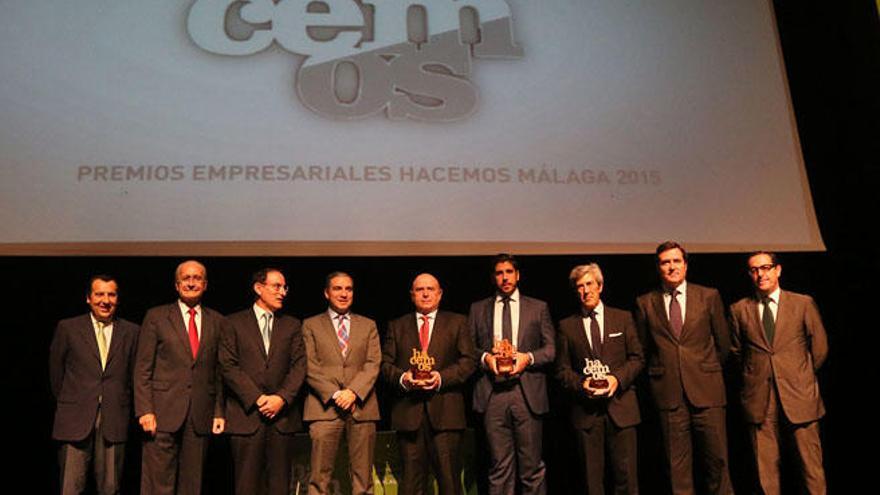 Foto de familia de los premiados junto a Elías Bendodo, Javier González de Lara, Antonio Garamendi y el resto de autoridades.
