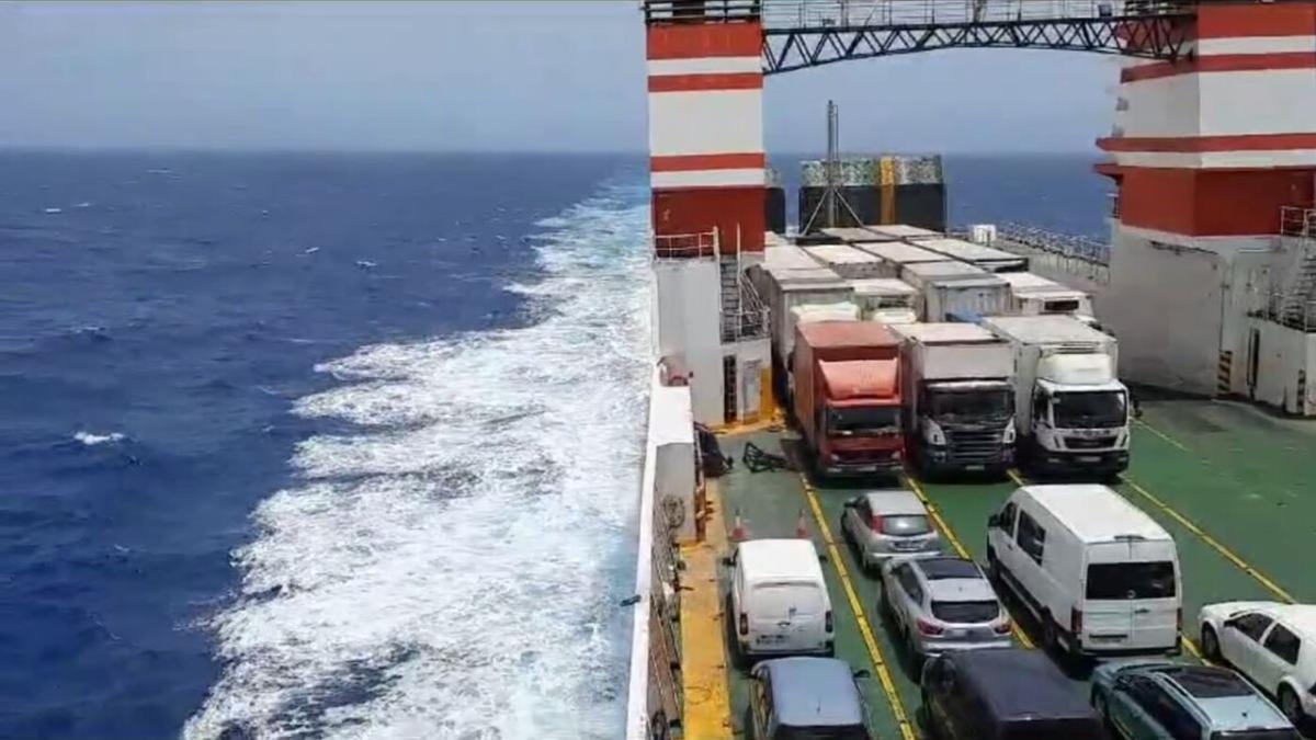 El ferri 'Ciudad de Ibiza', de Naviera Armas, a la altura de Jandía (Fuerteventura) en su ruta a Gran Canaria.