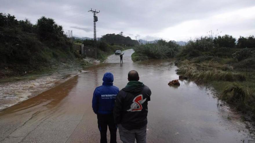 Un camino cortado por la crecida del barranco de Beniopa, en Gandia.