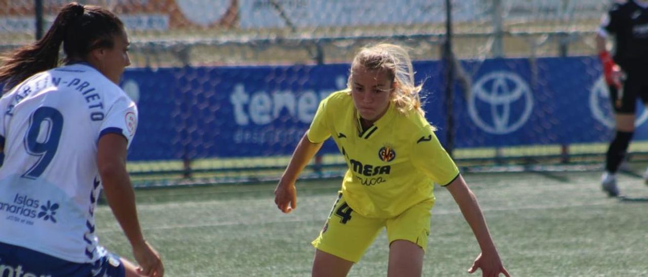 Lance del juego entre el Granadilla Tenerife y el Villarreal.