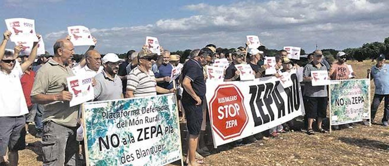 Imagen de una protesta contra las ZEPA celebrada en sa Pobla el pasado mes de agosto.