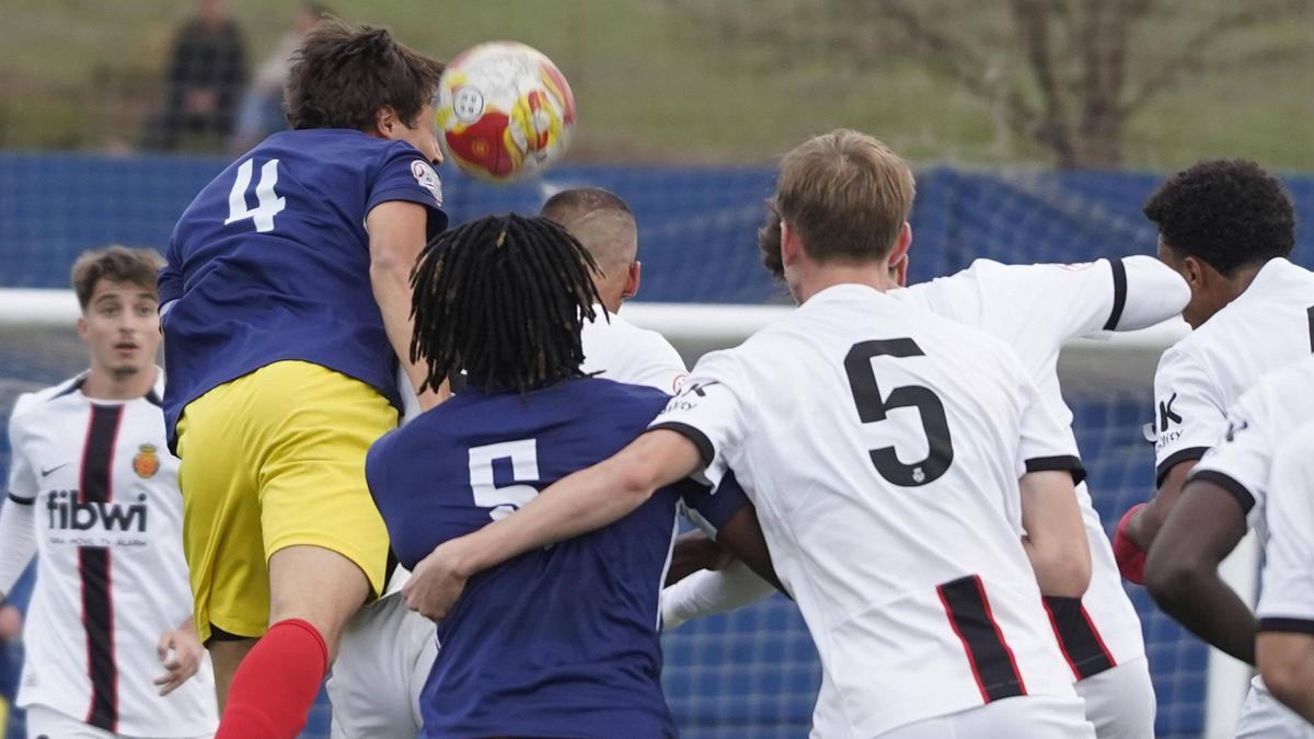 Guiu Monsó remata una pilota amb el cap